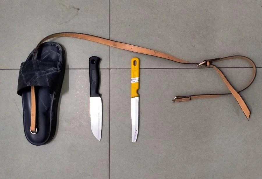 Hai con dao cùng một số tang vật vụ cướp. Ảnh: H.H