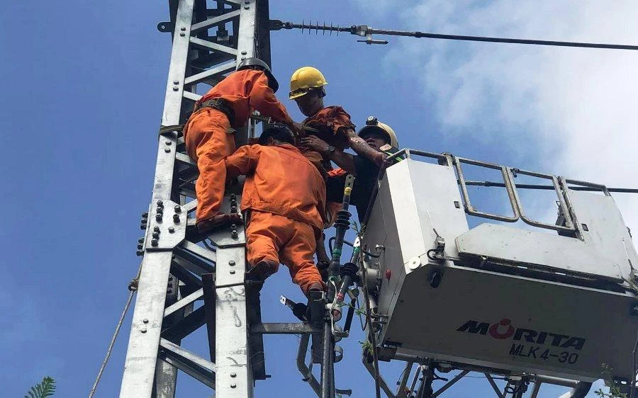 Lực lượng chức năng đang giải cứu nam công nhân mắc kẹt. Ảnh: H.H