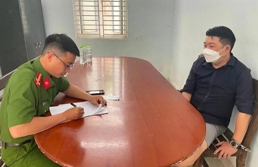 Người đàn ông lái xe tông vào lực lượng 911 tại cơ quan công an. Ảnh: H.H Người đàn ông lái xe tông vào lực lượng 911 tại cơ quan công an. Ảnh: H.H