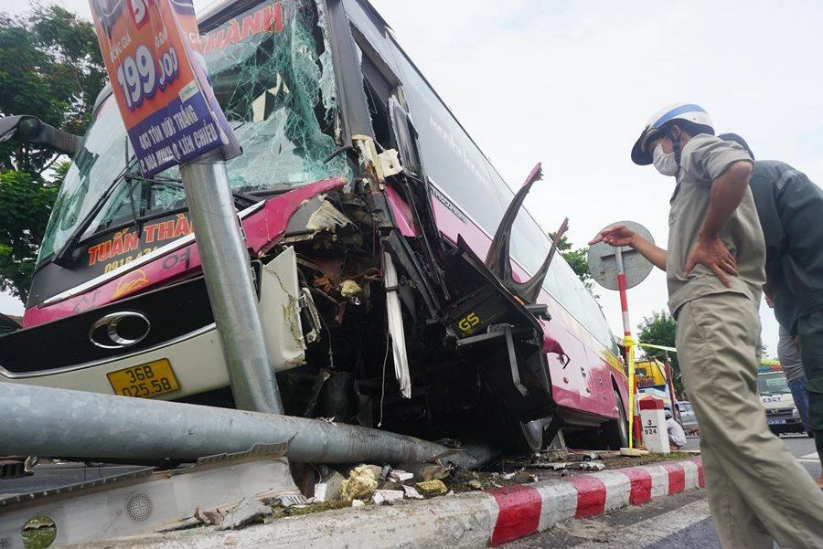 Trục trước bánh xe bị gãy. Ảnh: HẢI HIẾU