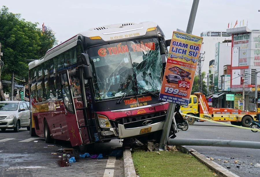 Xe khách lao lên dải phân cách, húc gãy trụ đèn đường. Ảnh: HẢI HIẾU
