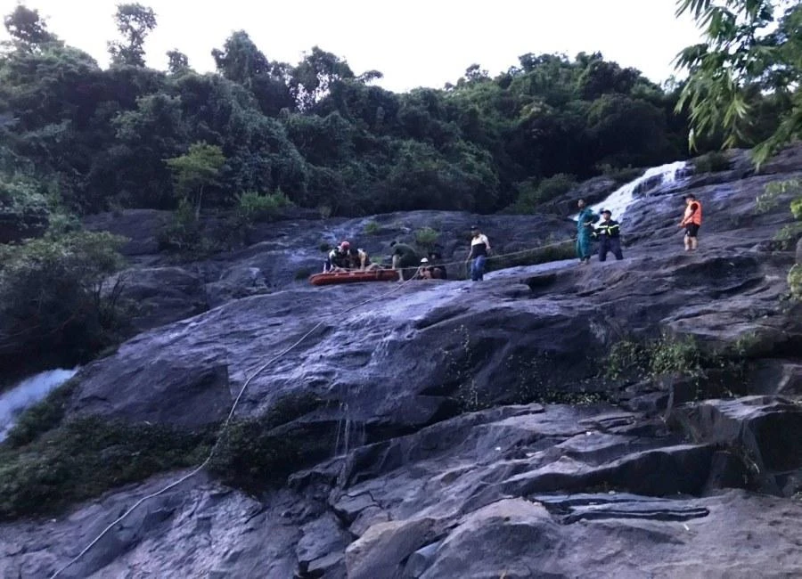 Lực lượng chức năng triển khai công tác cứu hộ tại khu vực thác. Ảnh: H.H