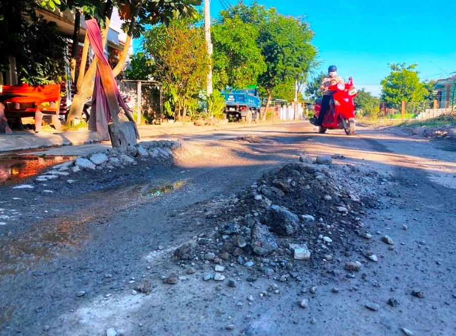 Con đường kiểu mẫu sạch sẽ trước đây bị cày nát, bụi bặm. Ảnh: HẢI HIẾU Con đường kiểu mẫu sạch sẽ trước đây bị cày nát, bụi bặm. Ảnh: HẢI HIẾU