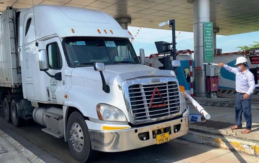 Một xe container hợp lệ nhưng hệ thống không nhận, do tài xế tự tin không giảm tốc độ nên đã tông vào barie. Ảnh: HẢI HIẾU