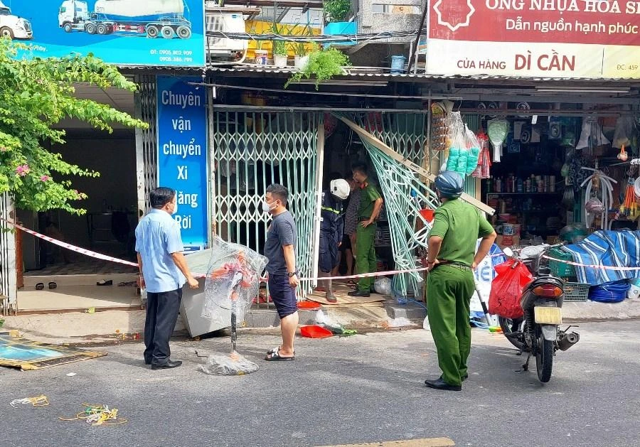 Lực lượng chức năng điều tra vụ việc. Ảnh: H.H