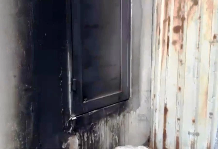 Cửa nhà chị H bị cháy xém có lỗ khoan phía dưới bên trái. Ảnh: H.H