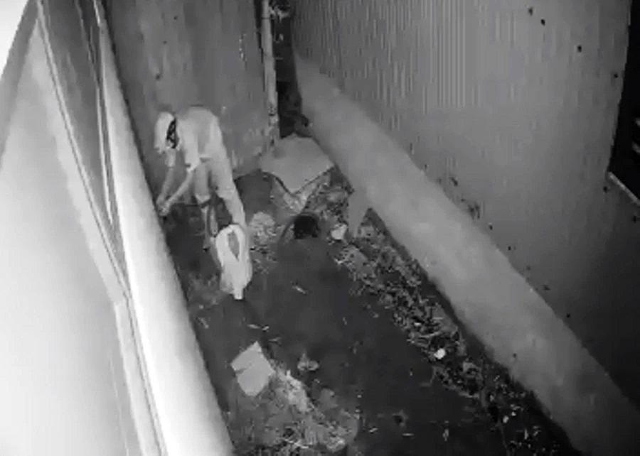 Hình ảnh người đàn ông khoan lỗ và nhiên liệu vào trong nhà.