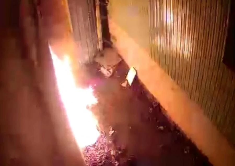 Đám cháy phía sau nhà chị H.