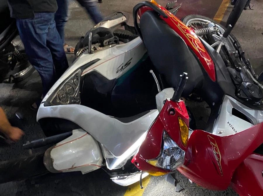 Xe của hai thanh niên tông vào xe của lực lượng 911 khiến cả hai xe ngã nhào. Ảnh: H.H