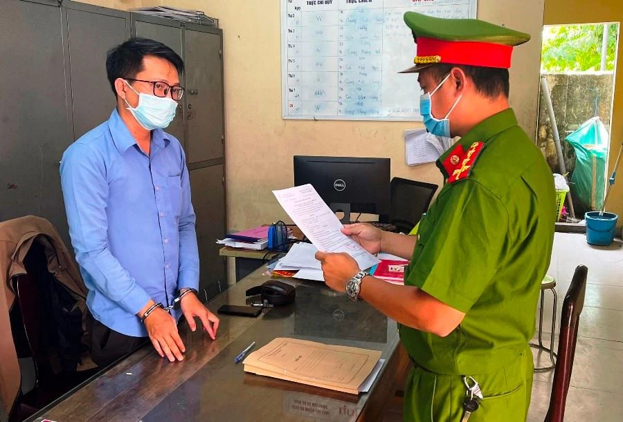 Công an bắt nghi phạm Lê Đức Pháp. Ảnh: H.H Công an bắt nghi phạm Lê Đức Pháp. Ảnh: H.H