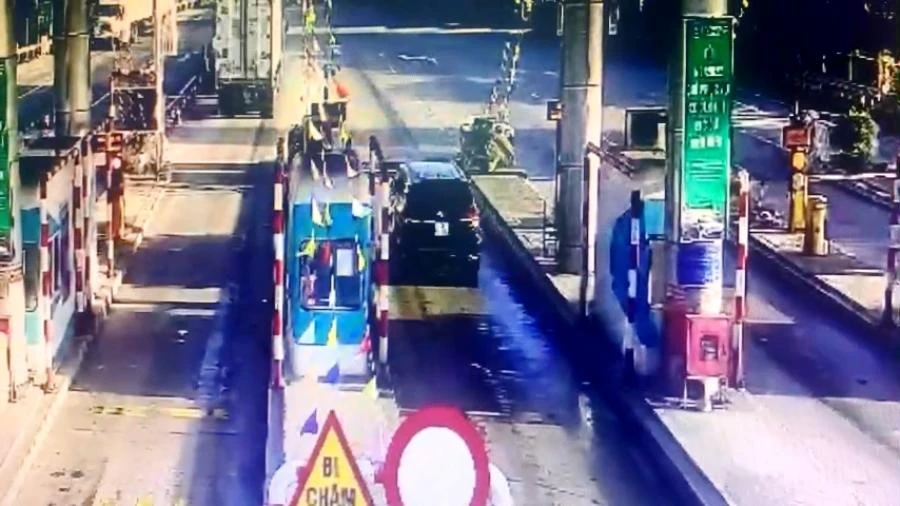 Thời điểm xe ô tô của anh Toàn (màu đen) tông vào barie.