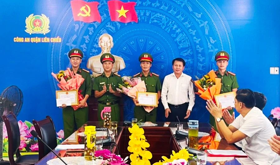 Lãnh đạo quận Liên Chiểu trao thưởng nóng cho các tập thể, cá nhân bắt nhanh được nghi phạm. Ảnh: H.H