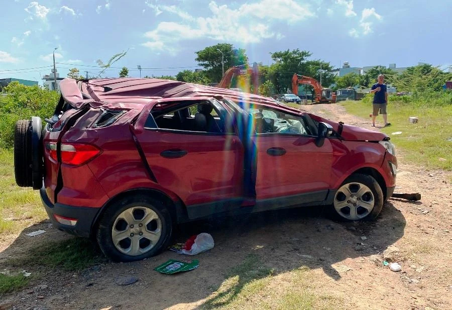 Ô tô lộn nhiều vòng trước khi dừng lại, bị biến dạng. Ảnh: HẢI HIẾU