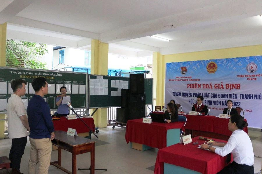 Phiên tòa giả định với đầy đủ thành phần tham gia tố tụng. Ảnh: H.H