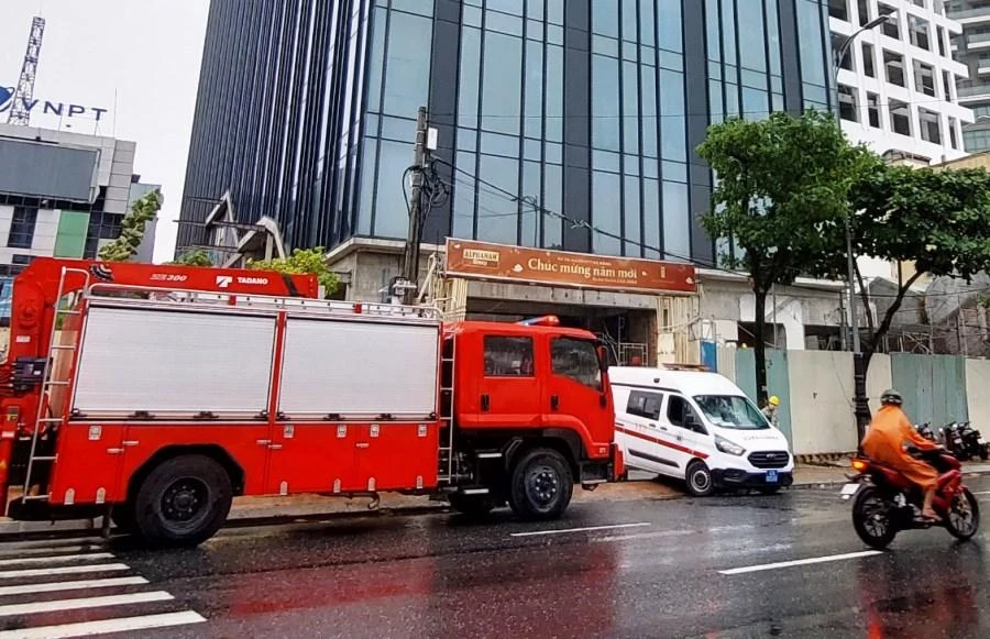 Xe cứu thương đưa nạn nhân đi cấp cứu. Ảnh: H.H