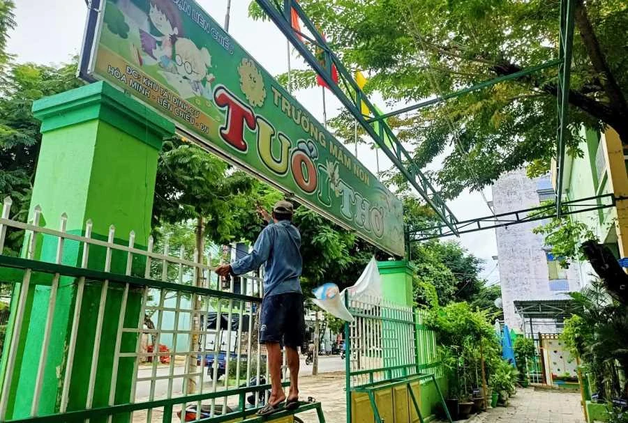 Trường học nhanh chóng dọn dẹp để đón học sinh đi học lại sau bão Noru. Ảnh: HẢI HIẾU