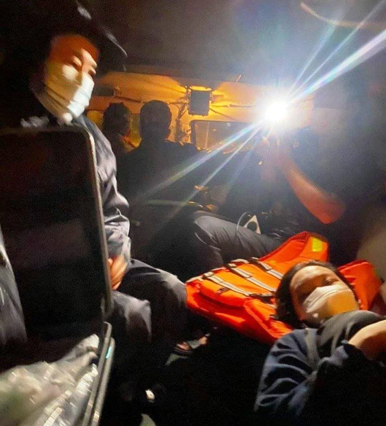 Sản phụ đang được xe bọc thép chở đi cấp cứu. Ảnh: H.X