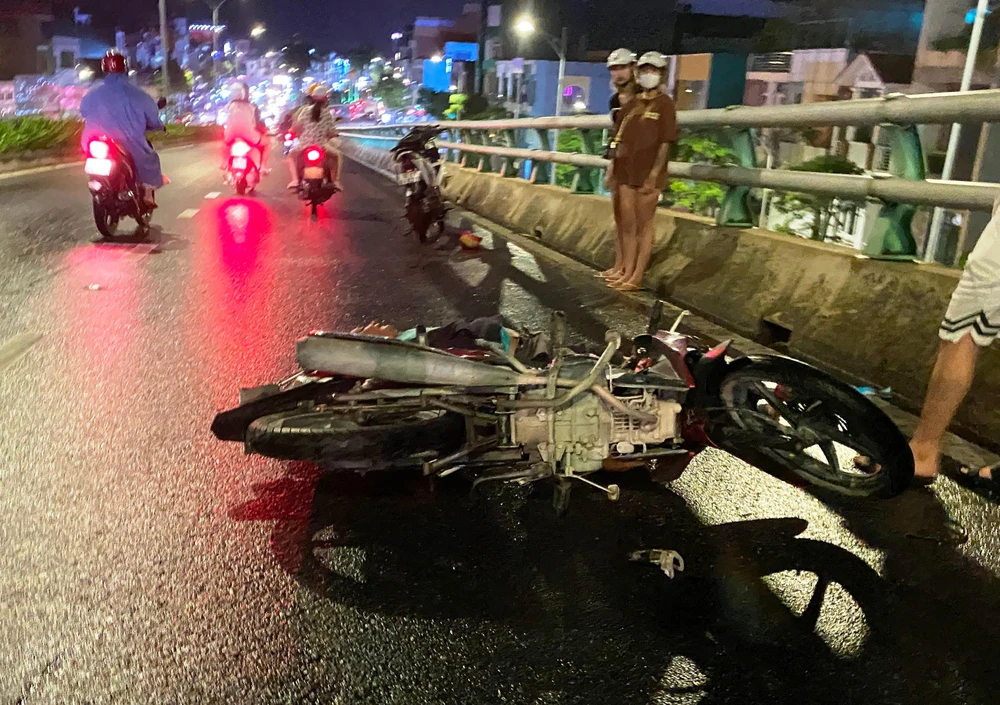 Hiện trường vụ tại nạn trước khi bị ô tô khách tông. Ảnh: HẢI HIẾU