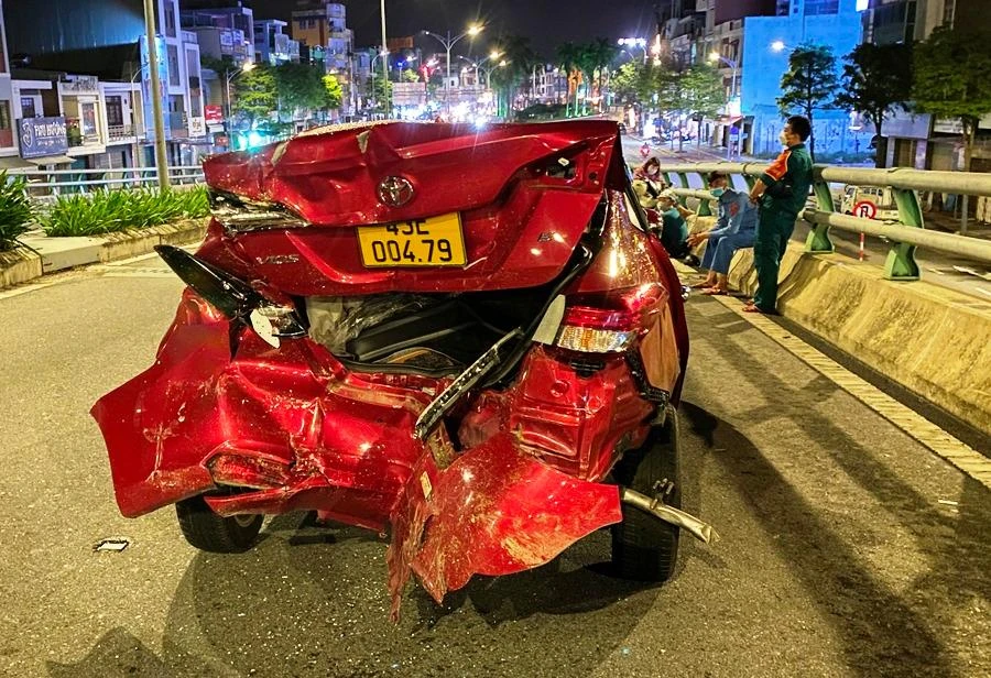 Ô tô 4 bị xe khách tông biến dạng. Ảnh: HẢI HIẾU