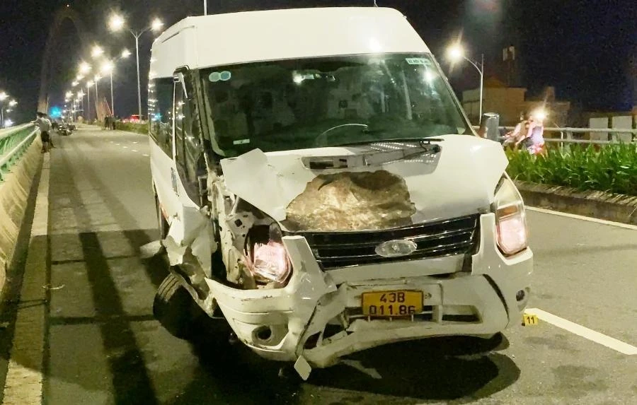 Ô tô khách hư hỏng nặng trong vụ tại nạn. Ảnh: HẢI HIẾU