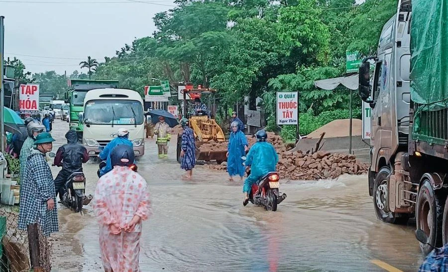 Lực lượng chức năng phân luồng và huy động phương tiện để giải tỏa ách tắc. Ảnh: HẢI HIẾU