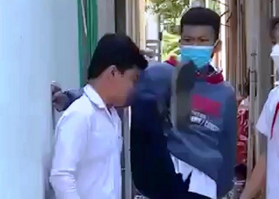 Học sinh lớp 8 bị bạn học đánh và dùng chân đá vào mặt.