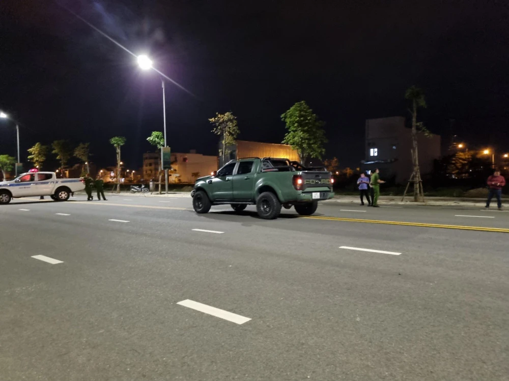 Các lực lượng chức năng khám nghiệm hiện trường. Ảnh: H.H