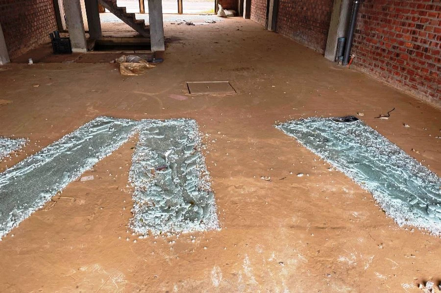 Kẻ trộm đập vỡ kính để lấy khung nhôm xingfa. Ảnh: HẢI HIẾU