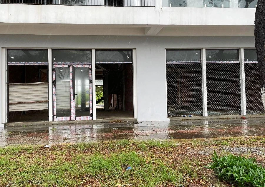 Người dân rào tạm bằng tôn, lưới sắt B40 nhưng vẫn tiếp tục bị đột nhập, mất trộm. Ảnh: HẢI HIẾU