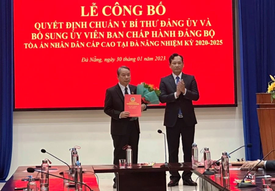 Ông Nguyễn Văn Tiến, Bí thư Đảng uỷ TAND Tối cao, Phó Chánh án TAND Tối cao (phải) trao quyết định cho ông Nguyễn Văn Bường, Chánh án TAND Cấp cao tại Đà Nẵng. Ảnh: LÊ PHI