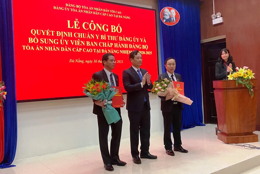 Ông Nguyễn Văn Tiến, Phó Chánh án TAND Tối cao trao quyết định cho hai Ủy viên Ban chấp hành Đảng bộ TAND Cấp cao tại Đà Nẵng. Ảnh: HẢI HIẾU