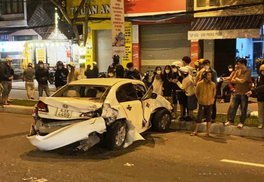 Ô tô bốn chỗ bị hư hỏng và người lái bị gãy cổ, tử vong. Ảnh: H.H