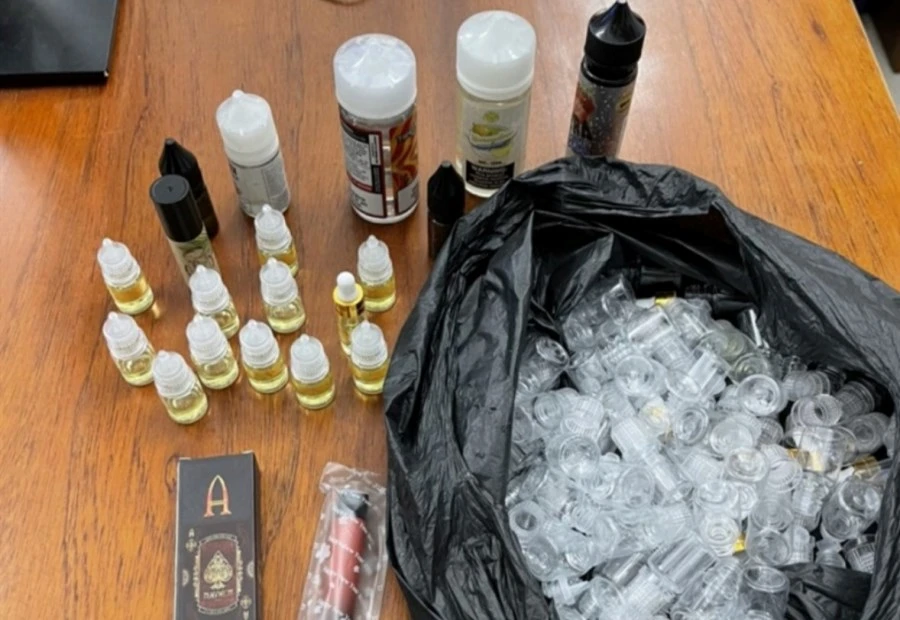 Một số tang vật là loại ma túy mới có tên "nước biển". Ảnh: H.H