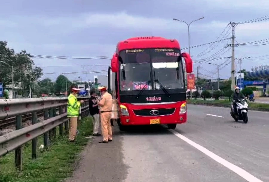 Xe khách vi phạm bị lực lượng CSGT tạm giữ. Ảnh: H.H