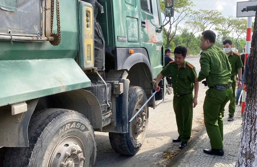 Lực lượng chức năng khám nghiệm hiện trường. Ảnh: HẢI HIẾU