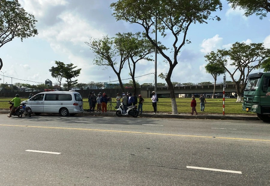 Xe cứu thương chở thi thể nạn nhân rời khỏi hiện trường. Ảnh: HẢI HIẾU