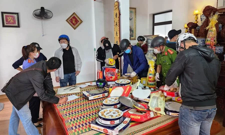 Lực lượng chức năng khám xét nhà một nghi phạm trong kiệt 572 Ông Ích Khiêm. Ảnh: H.H Lực lượng chức năng khám xét nhà một nghi phạm trong kiệt 572 Ông Ích Khiêm. Ảnh: H.H