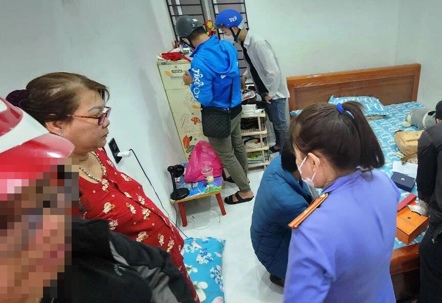 Lực lượng chức năng khám xét nhà nghi phạm TTT (bìa trái). Ảnh: H.H Lực lượng chức năng khám xét nhà nghi phạm TTT (bìa trái). Ảnh: H.H