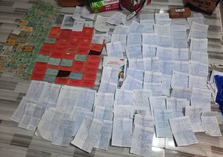 Những giấy ghi nợ, giấy tờ tùy thân là tang vật vụ án. Ảnh: H.H Những giấy ghi nợ, giấy tờ tùy thân là tang vật vụ án. Ảnh: H.H