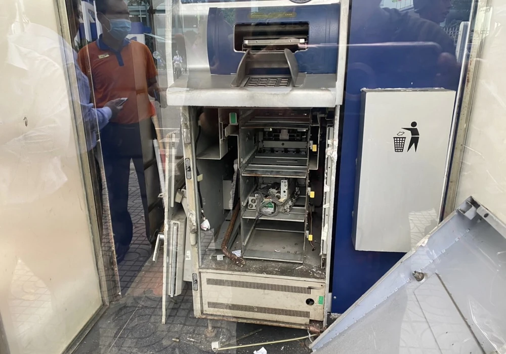 Trụ ATM bị cạy phá. Ảnh:H.H Trụ ATM bị cạy phá. Ảnh:H.H