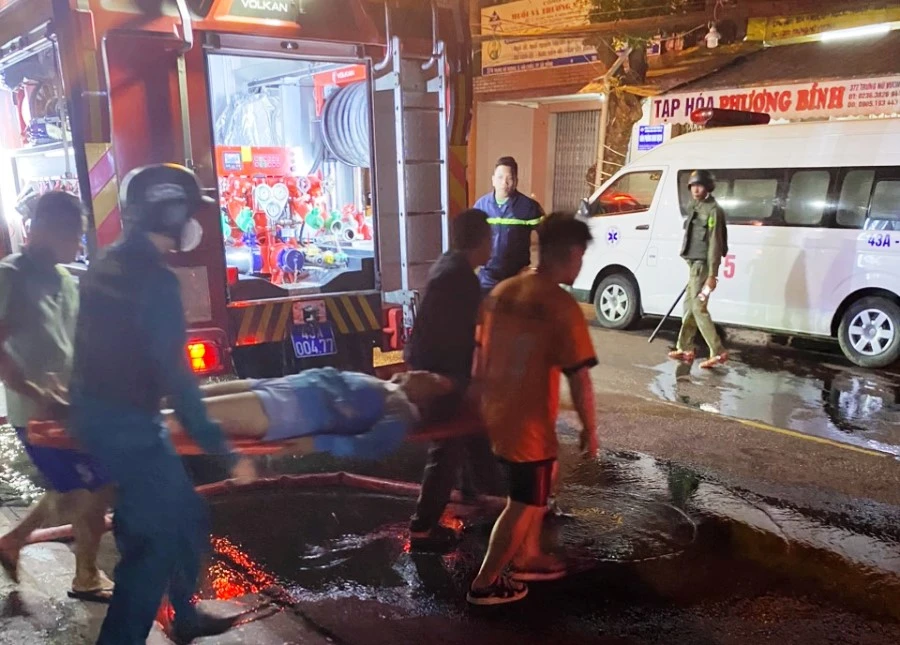 Lực lượng chức năng đưa nạn nhân đi cấp cứu. Ảnh: H.H Lực lượng chức năng đưa nạn nhân đi cấp cứu. Ảnh: H.H