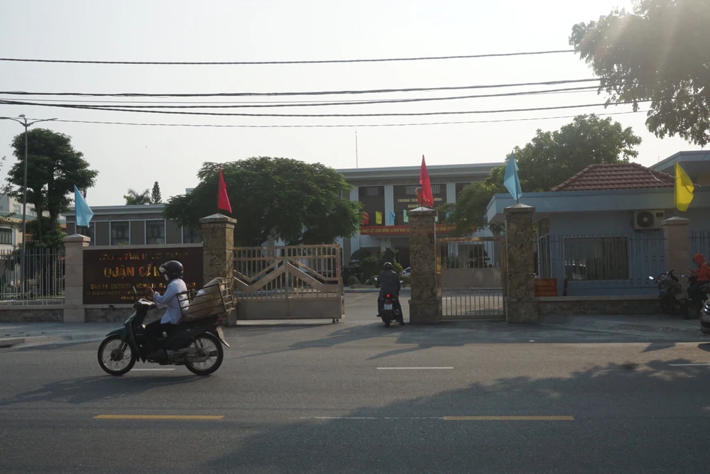 Công an đang khám xét nơi làm việc của ông Khoa ở UBND quận Cẩm Lệ. Ảnh: HẢI HIẾU