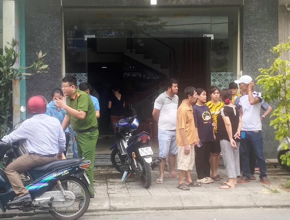 Nhiều người thân, hàng xóm tỏ ra bàng hoàng trước tin dữ. Ảnh: HẢI HIẾU