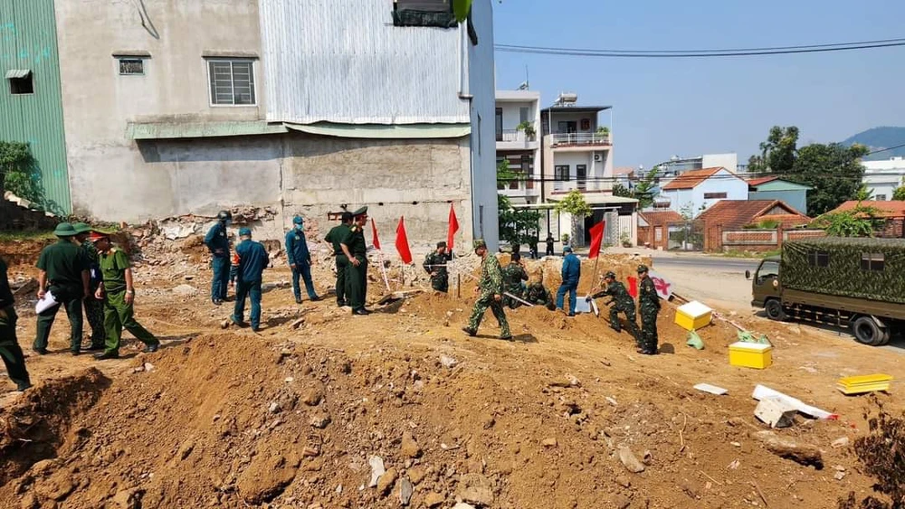 Hiện trường phát hiện đạn pháo. Ảnh: H.H