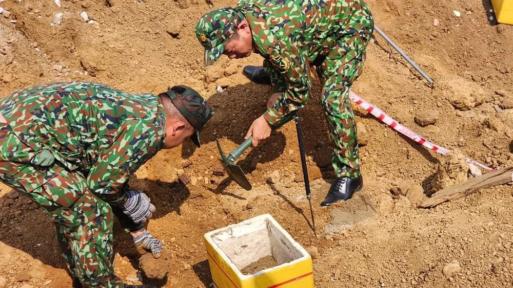 Lực lượng chức năng đang kiểm tra kỹ khu vực phát hiện. Ảnh: H.H