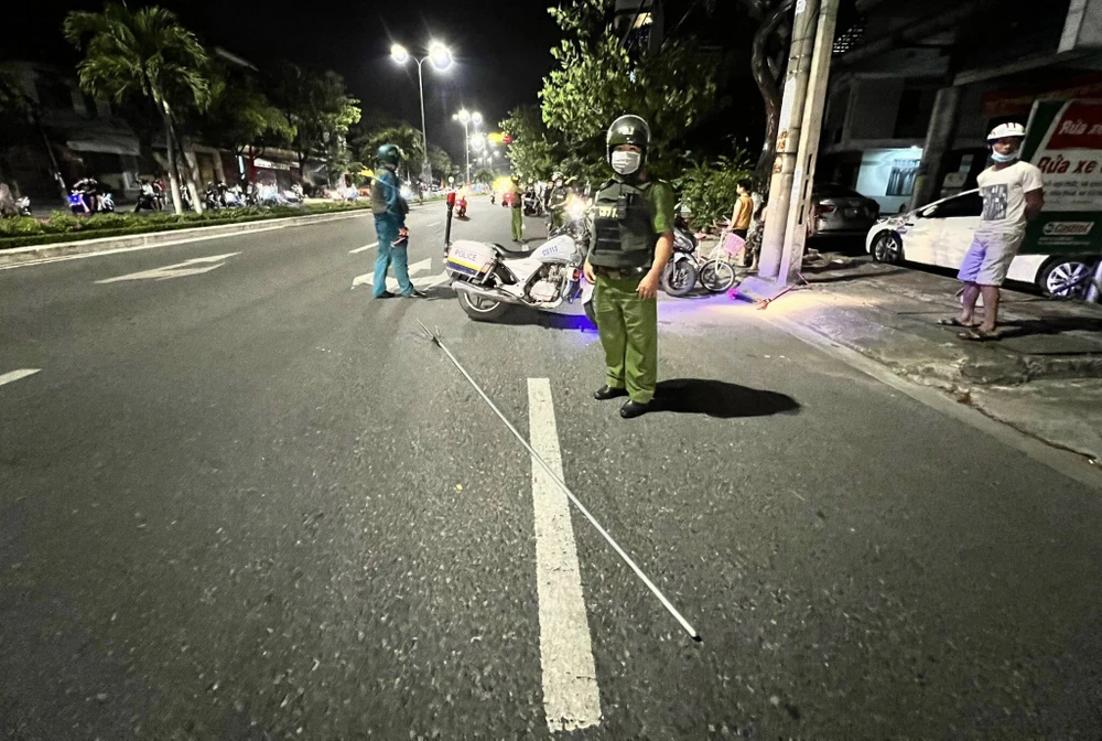 Công an bắt giữ Hưng cùng cây ba chĩa. Ảnh: H.H