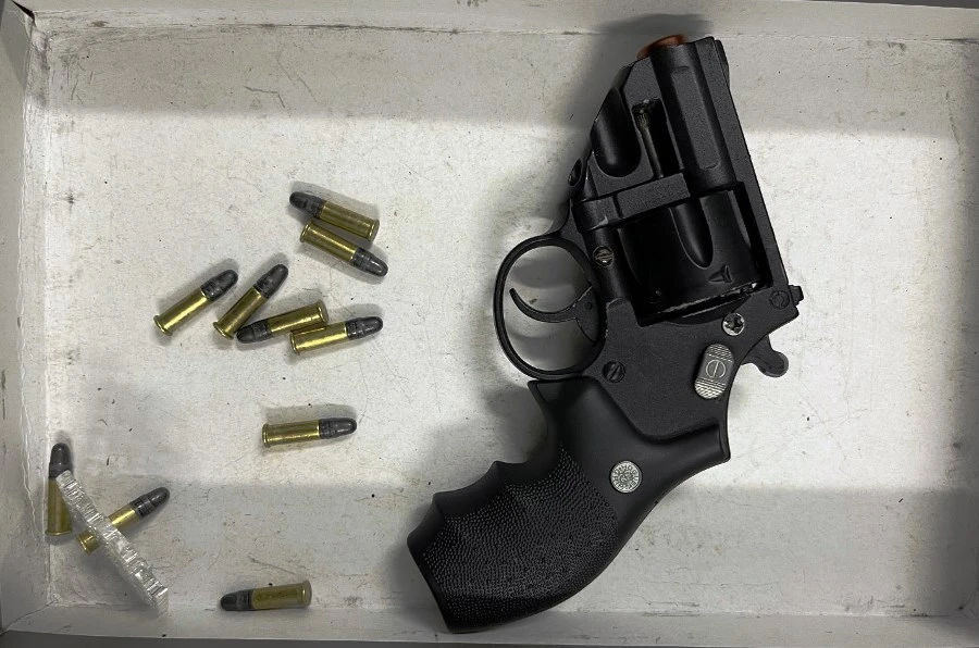 Súng và 10 viên đạn được phát hiện trong kiện hàng. Ảnh: H.H