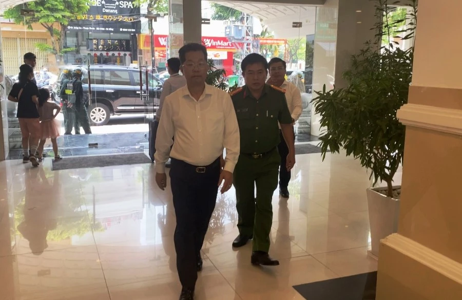 Ông Nguyễn Văn Quảng, Bí thư Thành ủy Đà Nẵng (trái) và Đại tá Nguyễn Văn Tăng trực tiếp đến hiện trường chỉ đạo điều tra. Ảnh: HẢI HIẾU