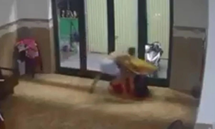 Người chồng lấy cái bàn đè lên người vợ. Ảnh: Chị P cung cấp