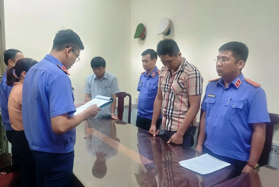 Cơ quan điều tra VKSND tối cao thực hiện lệnh bắt tạm giam hai bị can. Ảnh: H.H Cơ quan điều tra VKSND tối cao thực hiện lệnh bắt tạm giam hai bị can. Ảnh: H.H